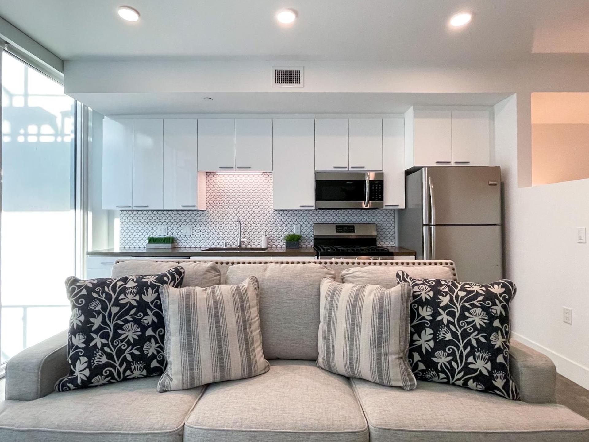 Suite Downtown Pool and Gym Access