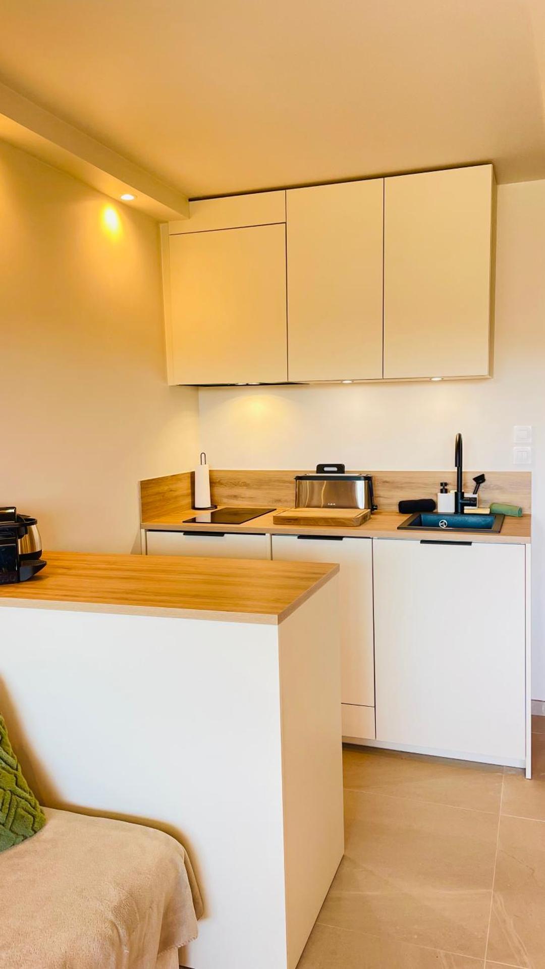 Proche St Tropez refait à neuf bord de plage et piscine