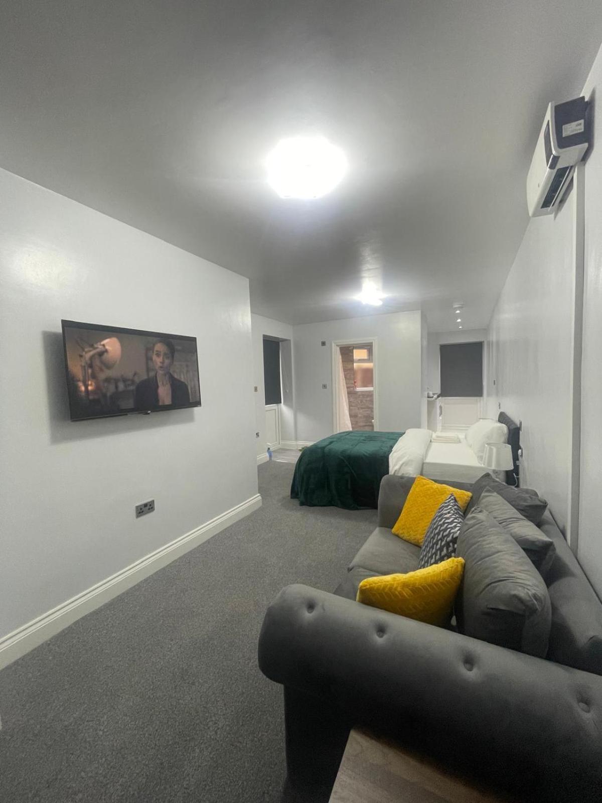 Cozy Studio Flat Romford, London