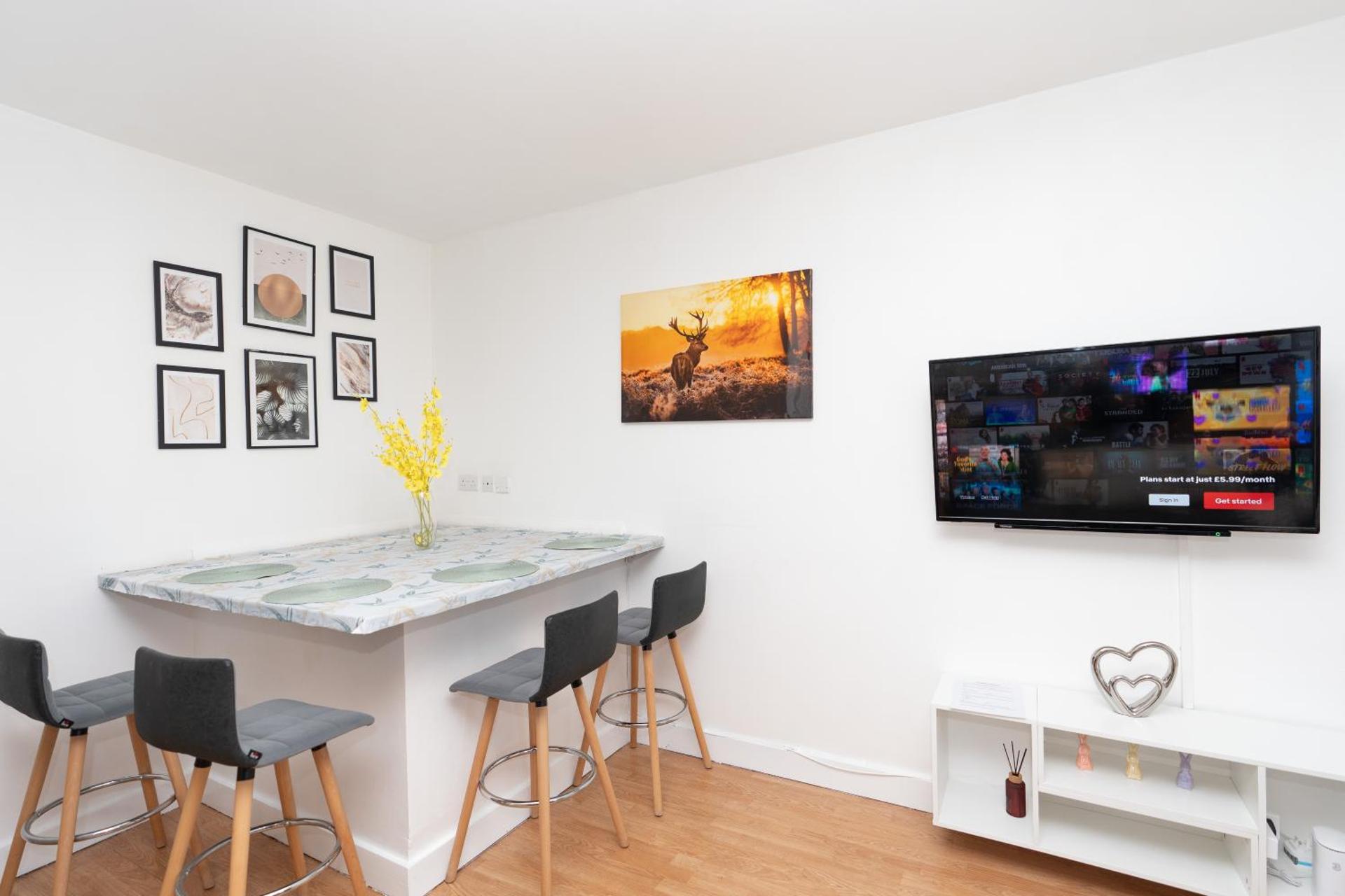 Communal lounge/ TV room