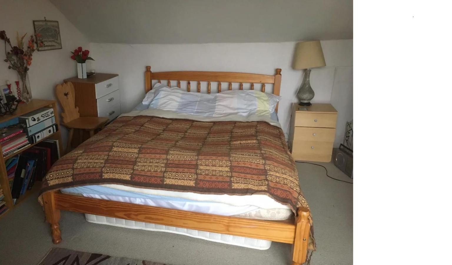 Private attic in Georgian townhouse with free parking