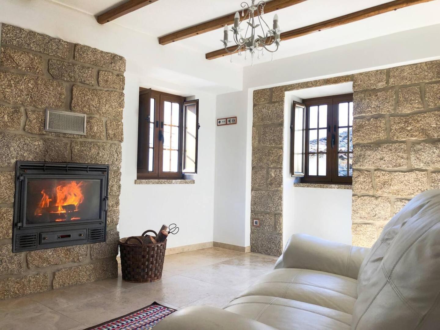 Laje House Fireplace entire house wifi