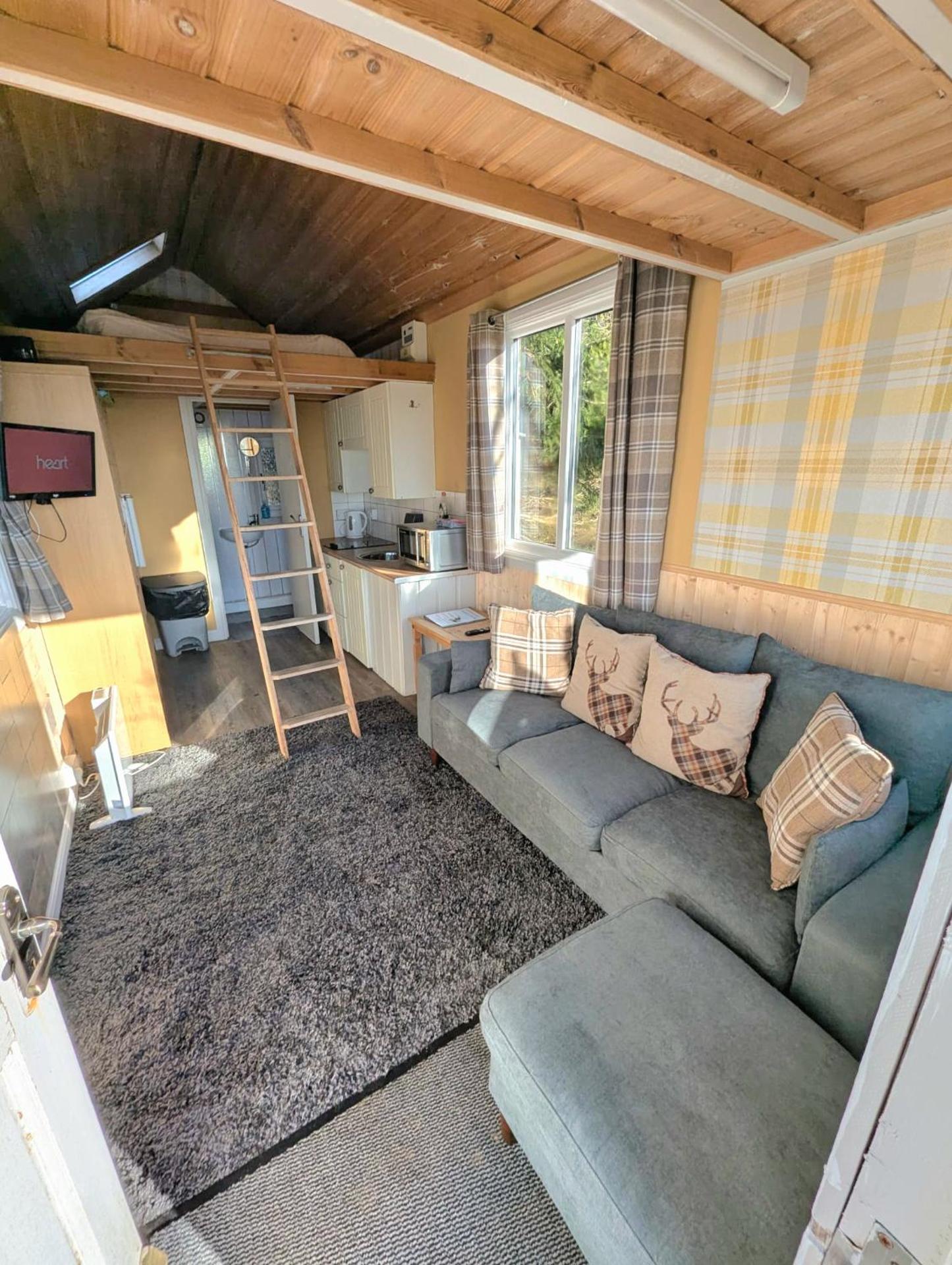 Blair Tiny House with Private Hot Tub - Fife - Loch Leven - Lomond Hills