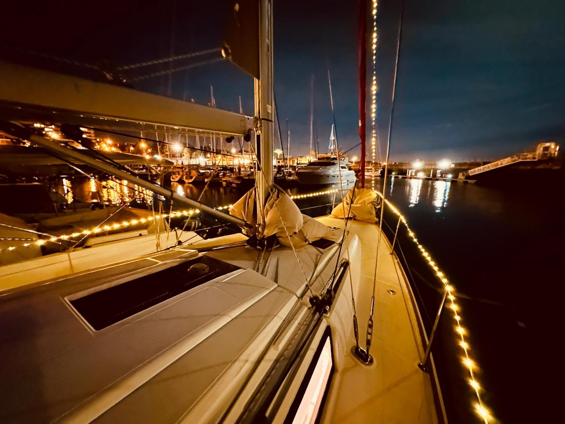 Sleep aboard a modern sailboat in Oeiras