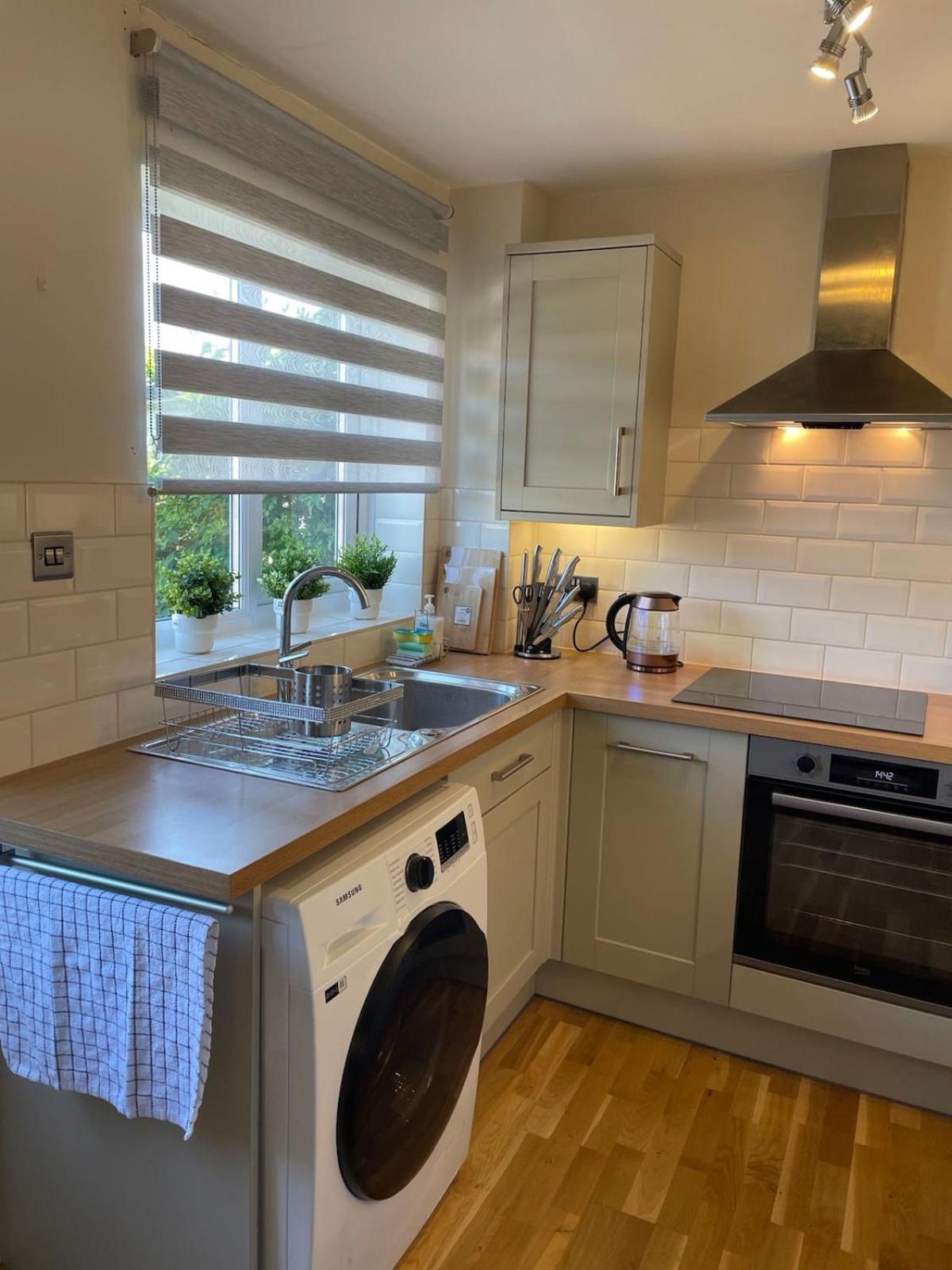 2 bedroom house near centre and private parking