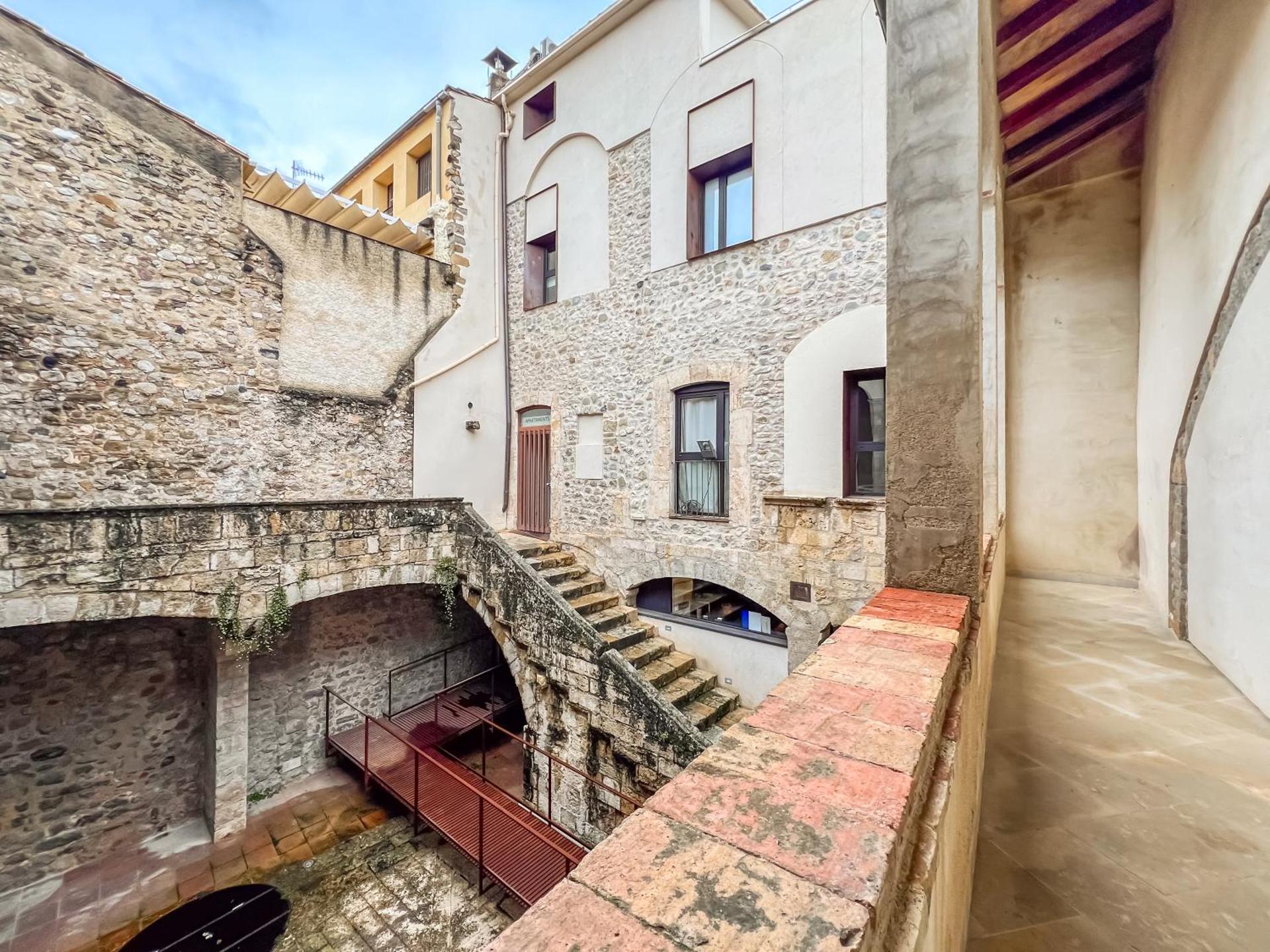 Can Cintet 1- Apartamento en la plaza de Besalú