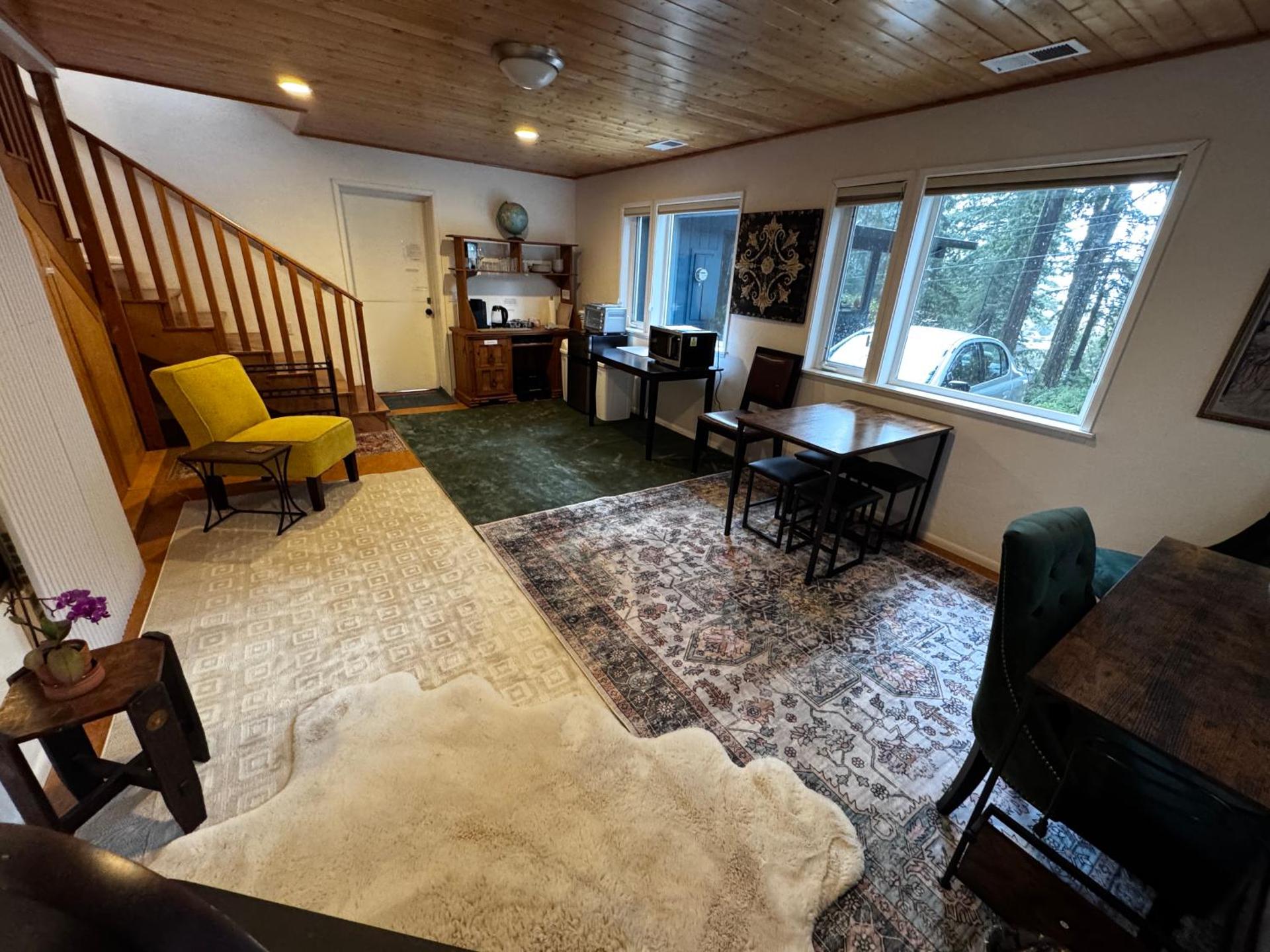 Ravens Nest Tranquil Forest Suite 5 min to Downtown Arcata with Stunning Redwood Views