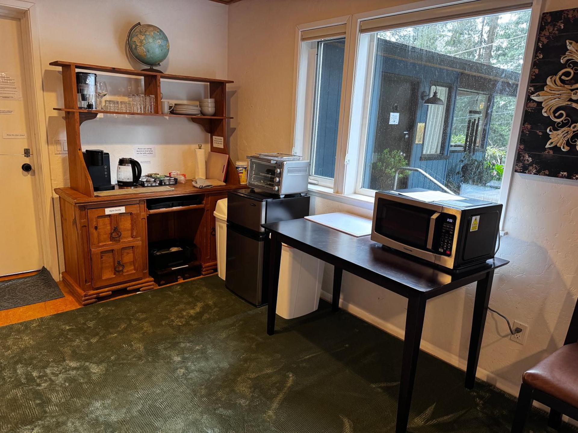 Ravens Nest Tranquil Forest Suite 5 min to Downtown Arcata with Stunning Redwood Views