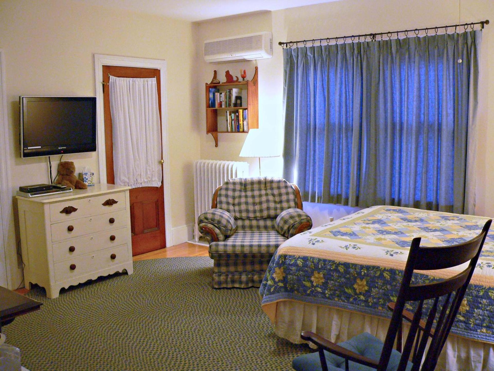 Queen and Twin Room 