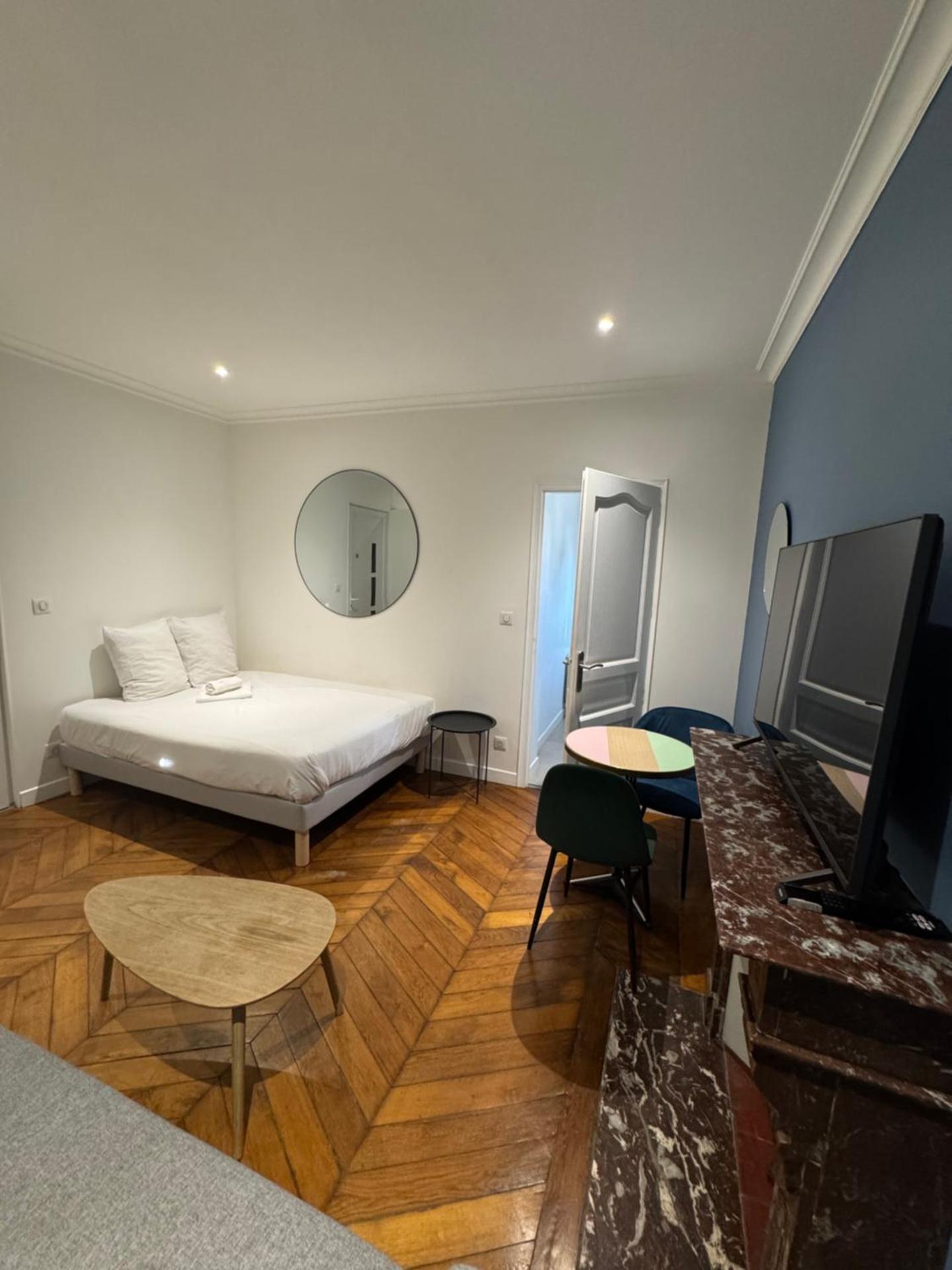 Portes de Paris RER C à 2 min WiFi & Parking Inclus