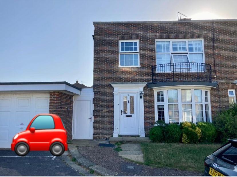 Central ensuite guest unit with air conditioning and free on street parking