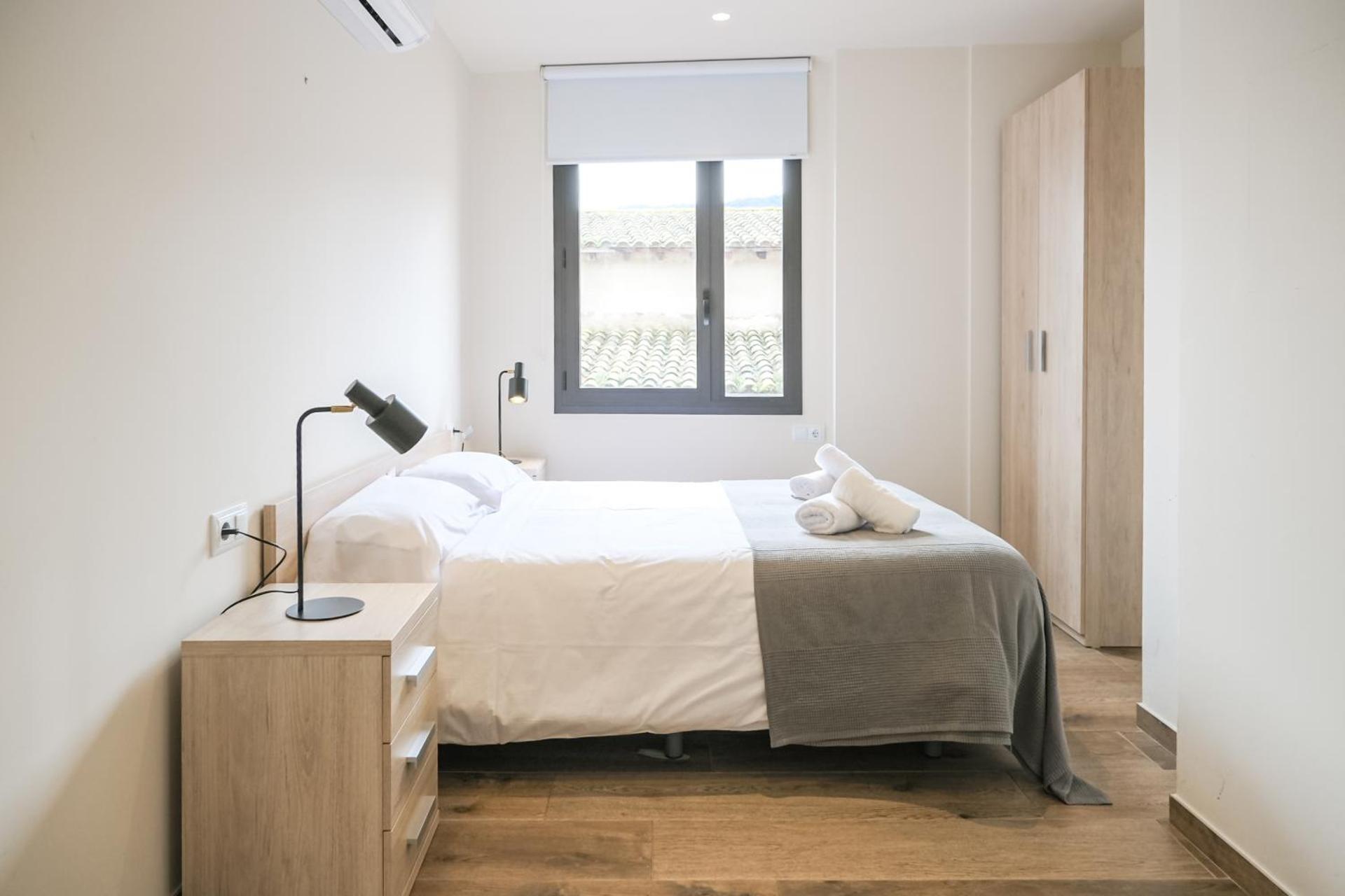 Can Cintet 2-2, Vive en el casco antiguo de Besalú