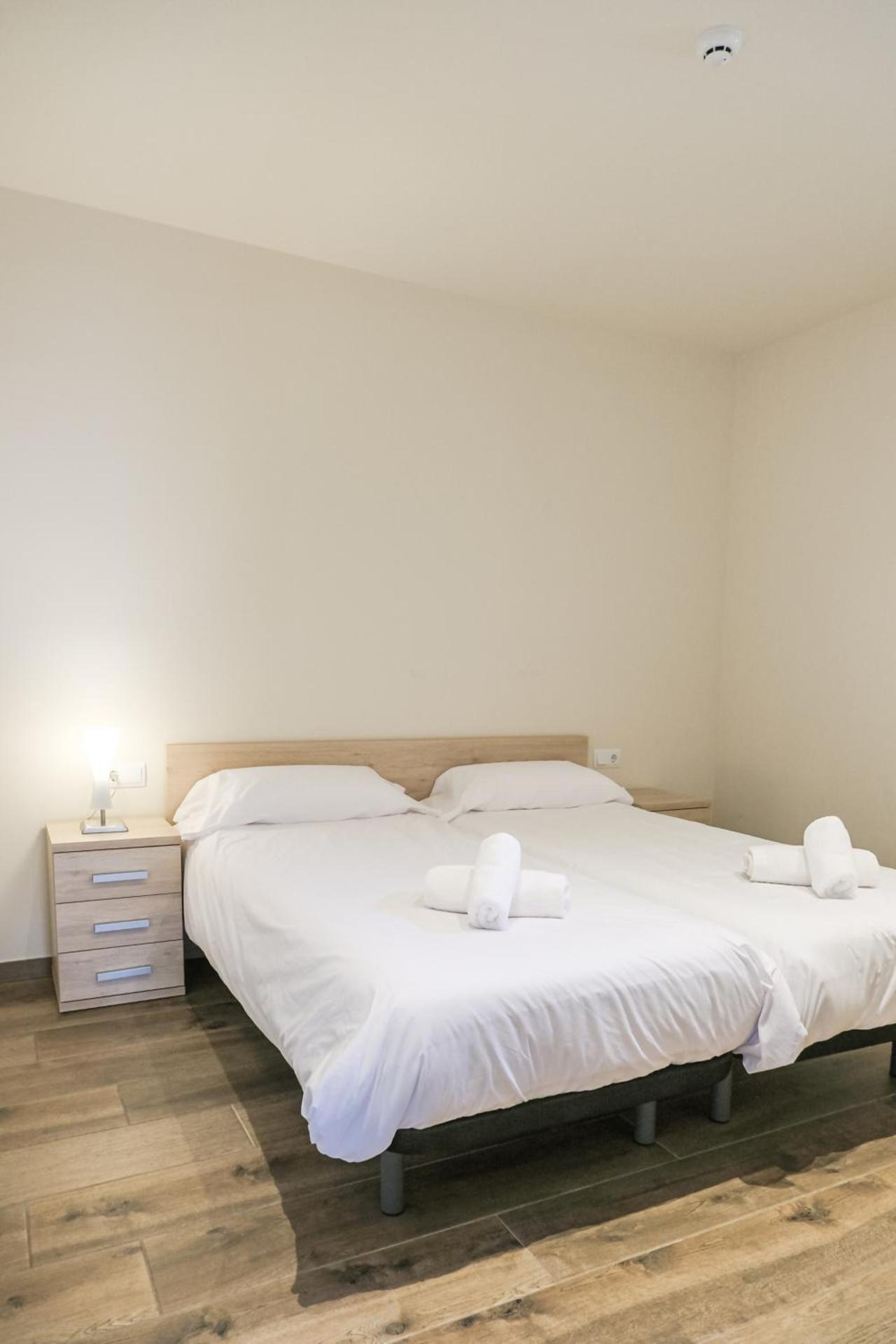 Can Cintet 2-2, Vive en el casco antiguo de Besalú