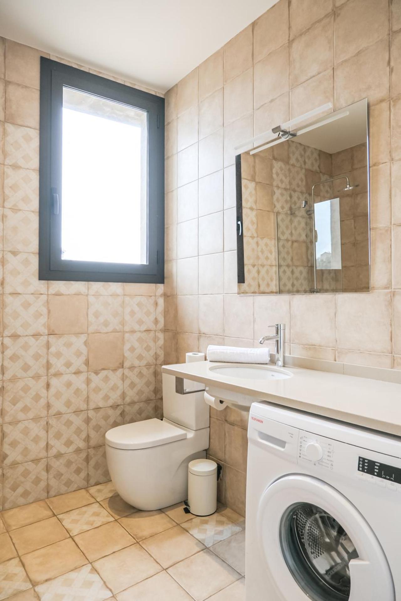 Can Cintet 2-2, Vive en el casco antiguo de Besalú