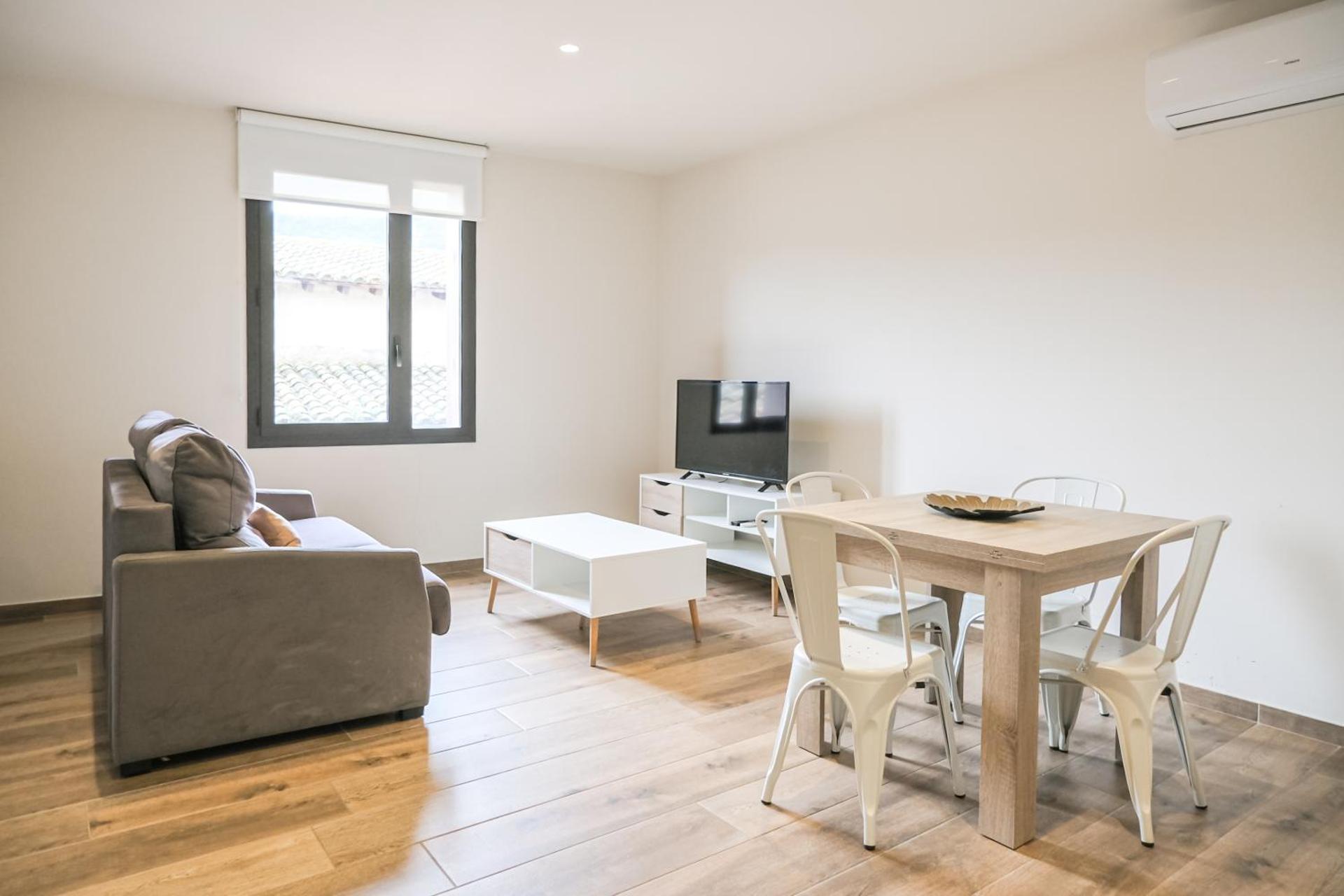 Can Cintet 2-2, Vive en el casco antiguo de Besalú