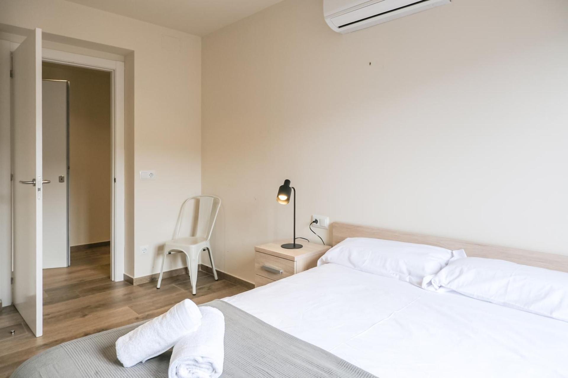 Can Cintet 2-2, Vive en el casco antiguo de Besalú