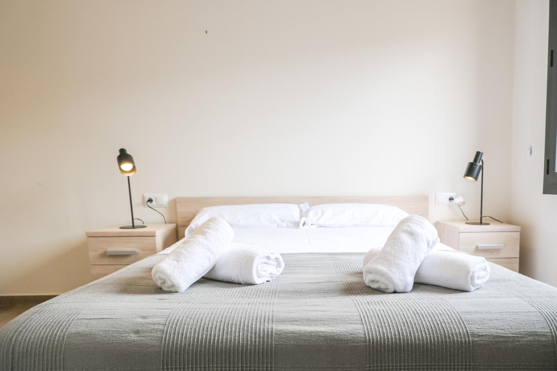 Can Cintet 2-2, Vive en el casco antiguo de Besalú