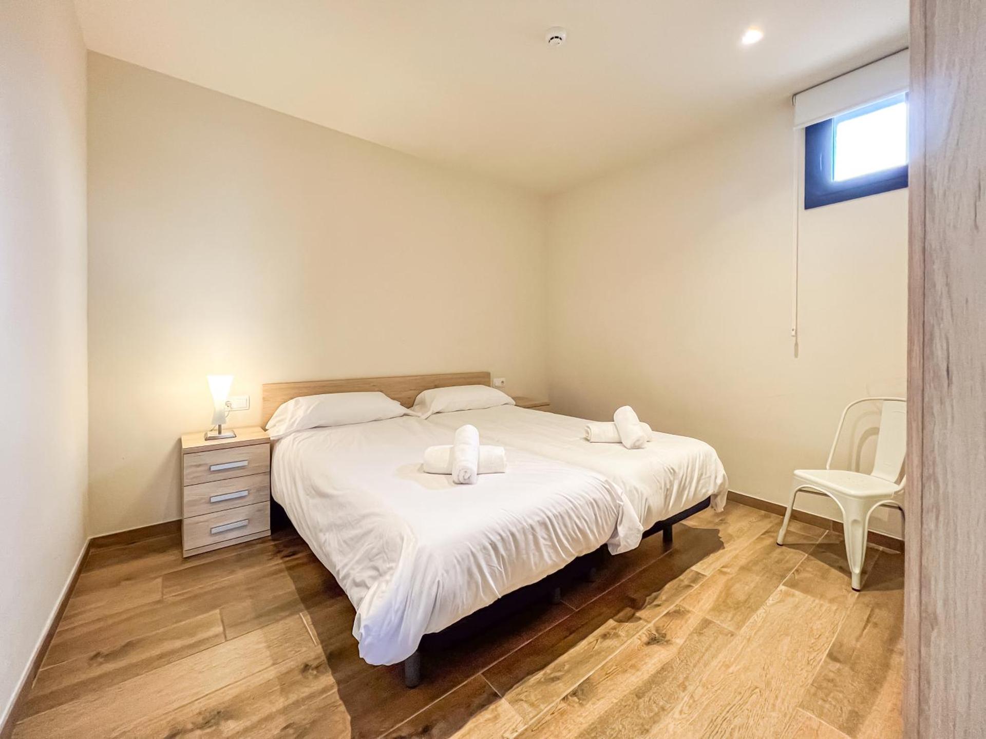 Can Cintet 2-2, Vive en el casco antiguo de Besalú