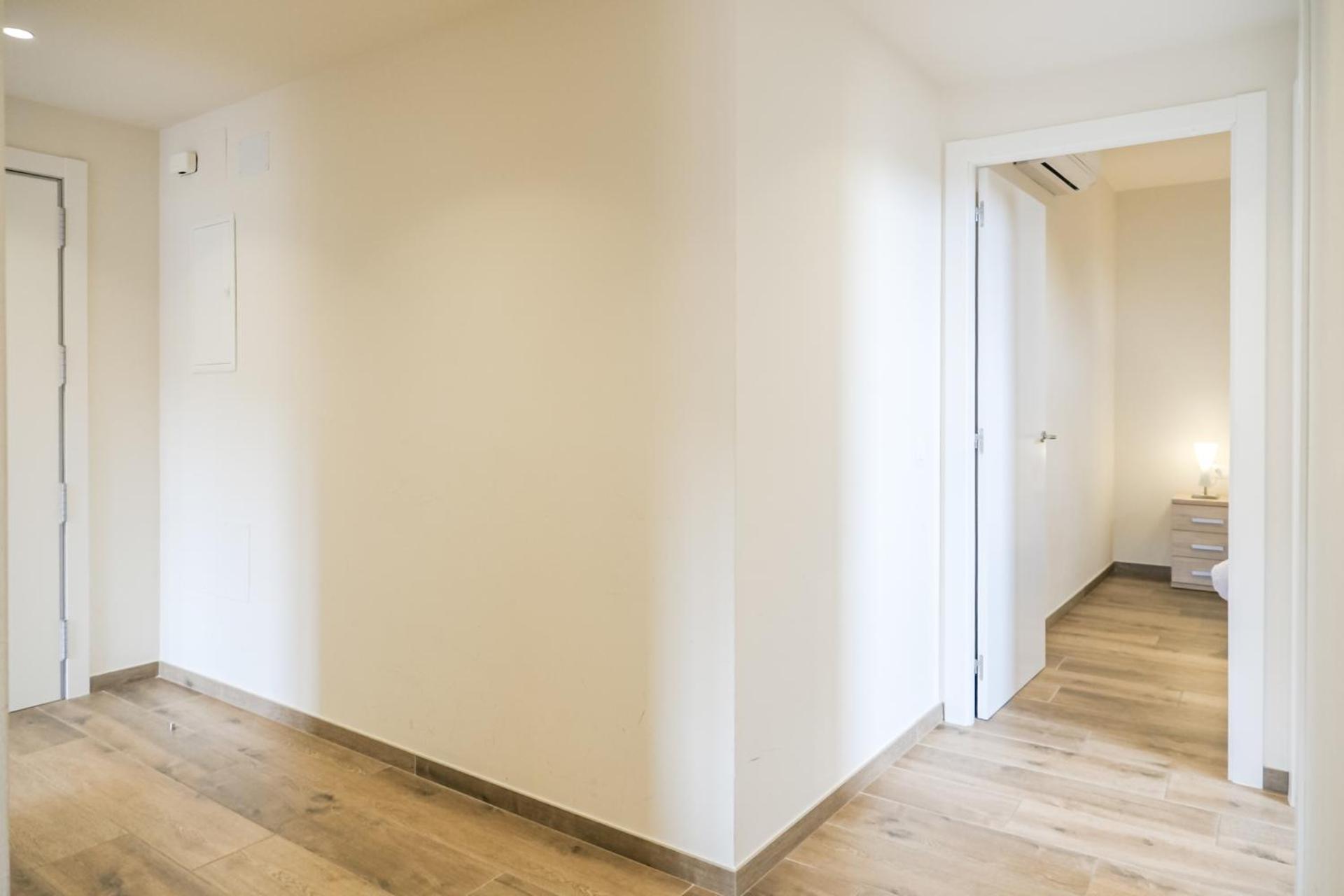 Can Cintet 2-2, Vive en el casco antiguo de Besalú