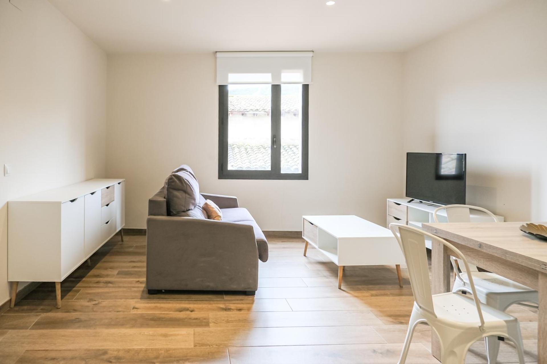 Can Cintet 2-2, Vive en el casco antiguo de Besalú