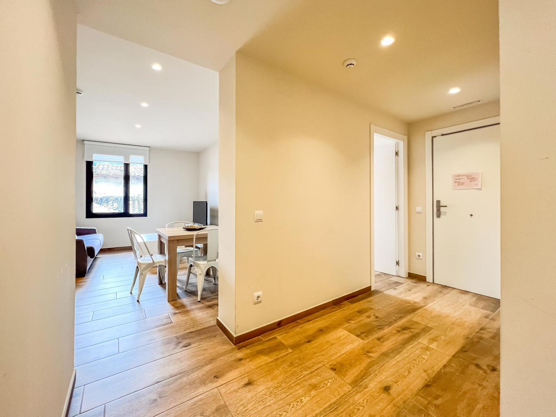 Can Cintet 2-2, Vive en el casco antiguo de Besalú