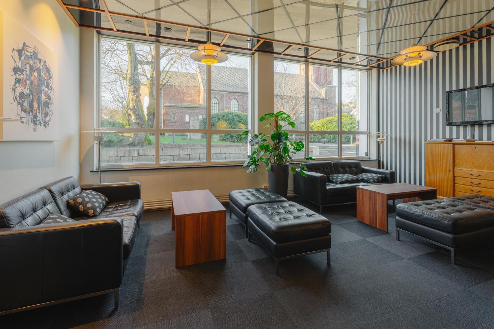 Communal lounge/ TV room