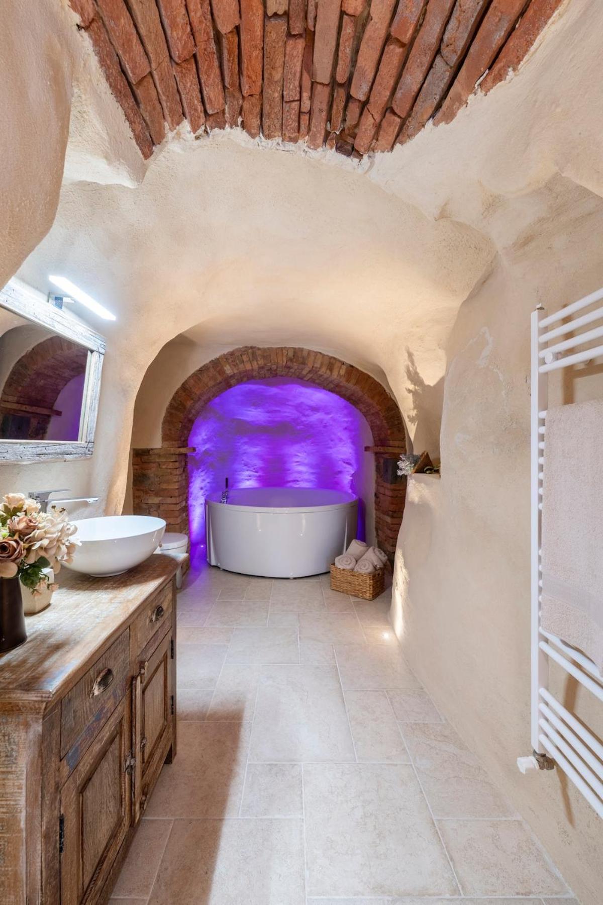 Lajatico Rentals -Grotticella House, SPA Apartment in Peccioli