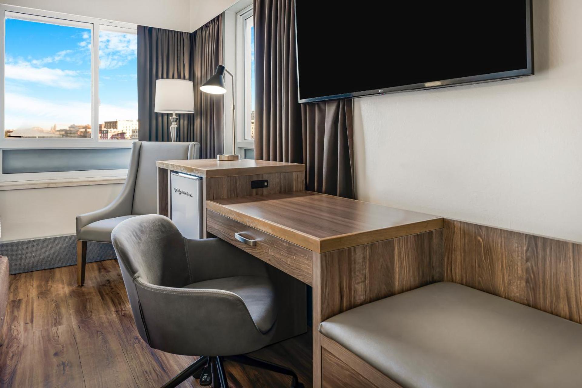 Standard Queen Room with Harbor View