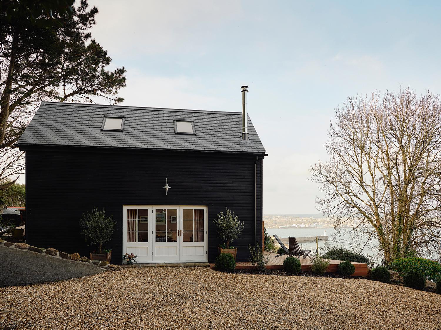 1-bed luxury seafront cabin in heart of Newlyn, Mousehole