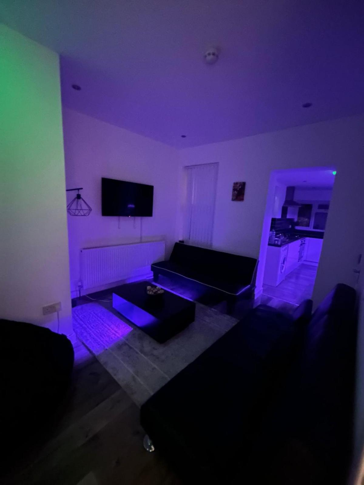 Large 6 Bed 6 Bathroom House - Ideal For Families, Large Groups, Contractors & Business Travellers