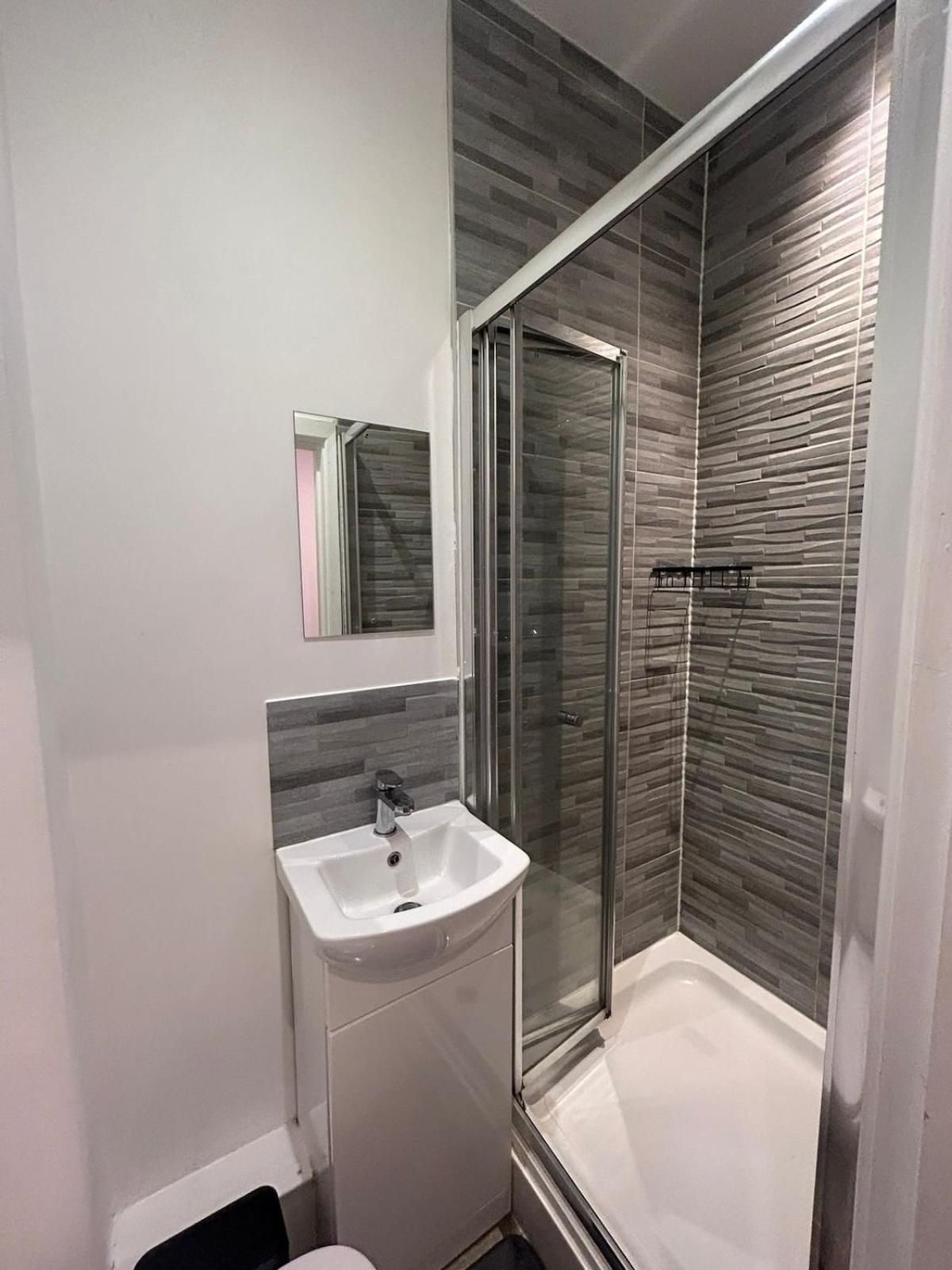 Large 6 Bed 6 Bathroom House - Ideal For Families, Large Groups, Contractors & Business Travellers