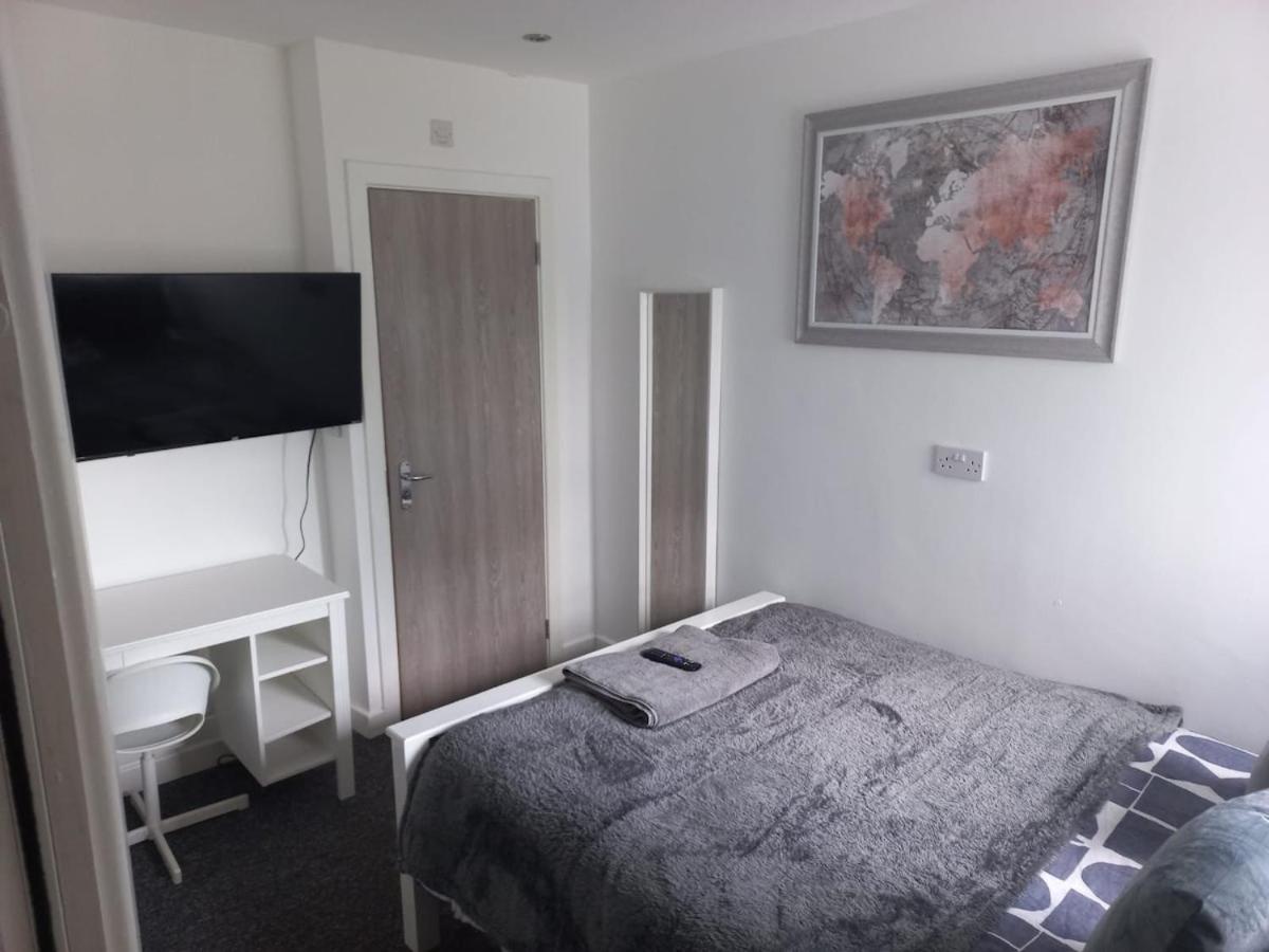 Large 6 Bed 6 Bathroom House - Ideal For Families, Large Groups, Contractors & Business Travellers