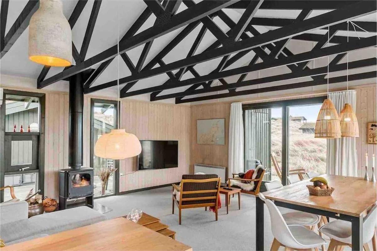 Veludstyret sommerhus i unik natur 350 m fra lækker badestrand - helårsbolig