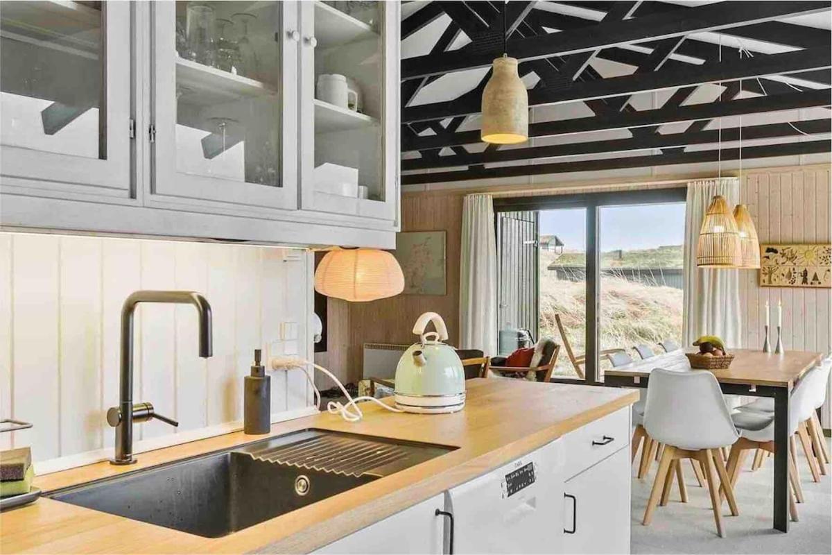 Veludstyret sommerhus i unik natur 350 m fra lækker badestrand - helårsbolig