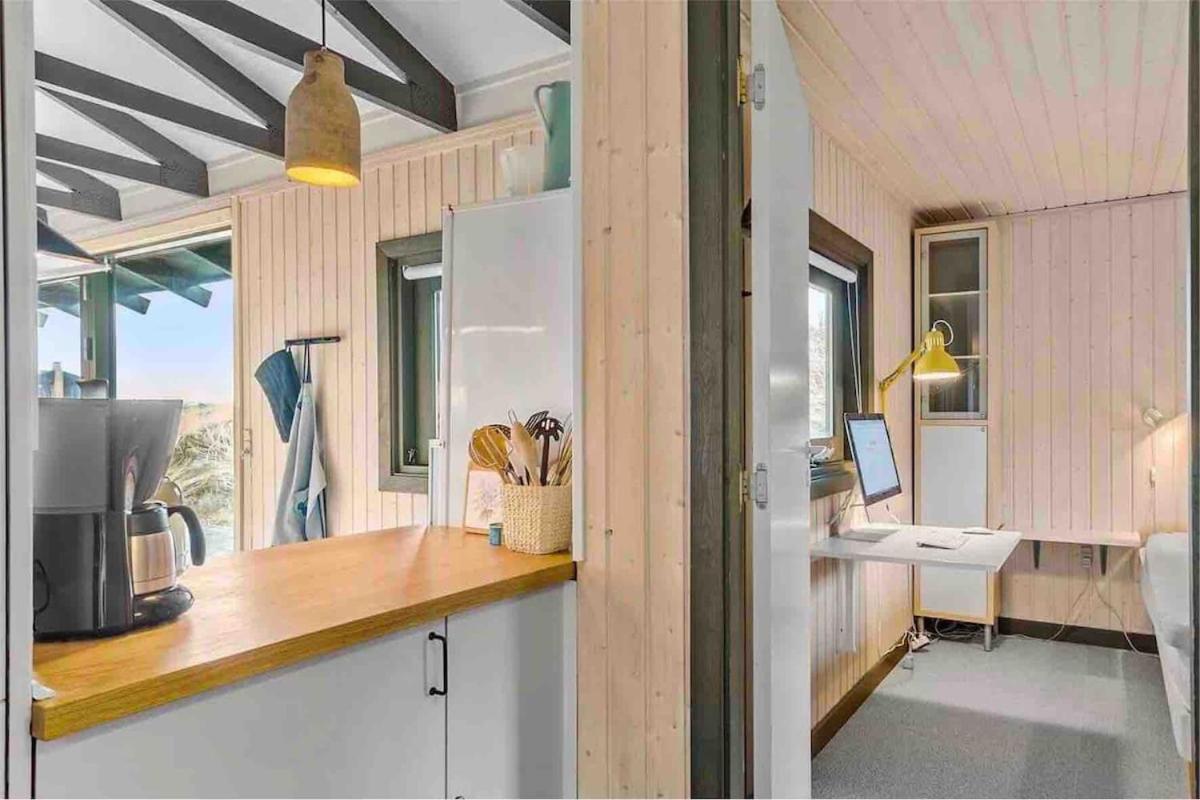 Veludstyret sommerhus i unik natur 350 m fra lækker badestrand - helårsbolig