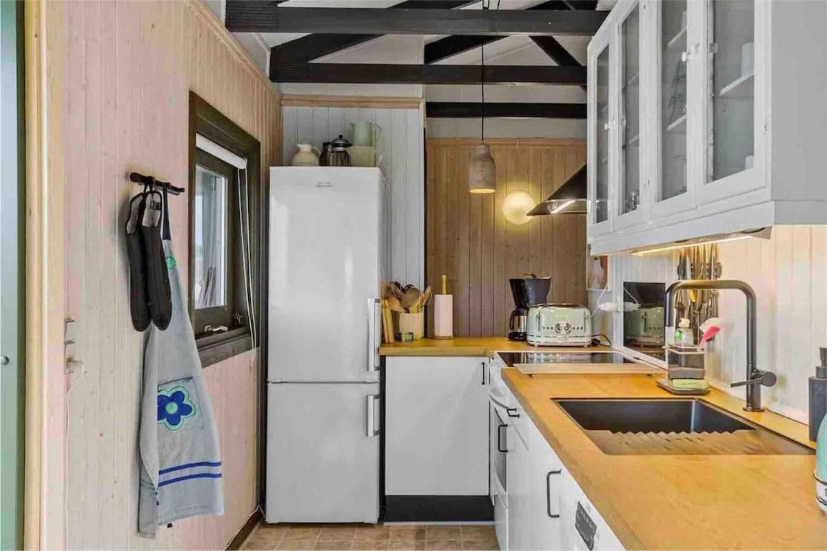 Veludstyret sommerhus i unik natur 350 m fra lækker badestrand - helårsbolig