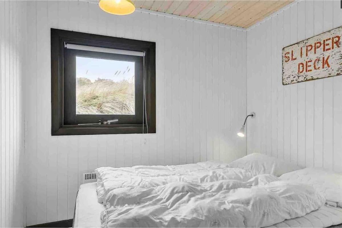 Veludstyret sommerhus i unik natur 350 m fra lækker badestrand - helårsbolig