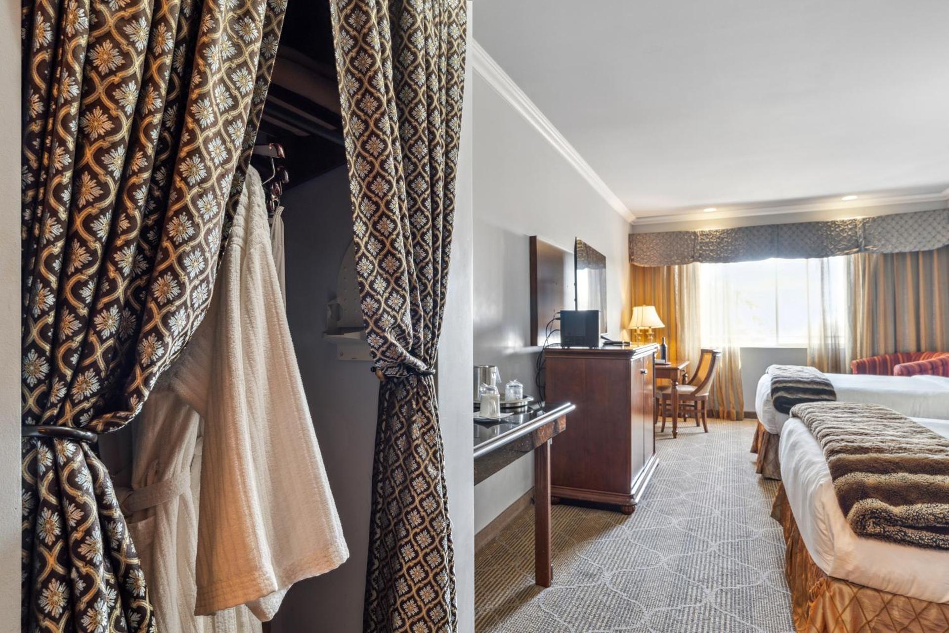 Non-Smoking Queen/Queen Room