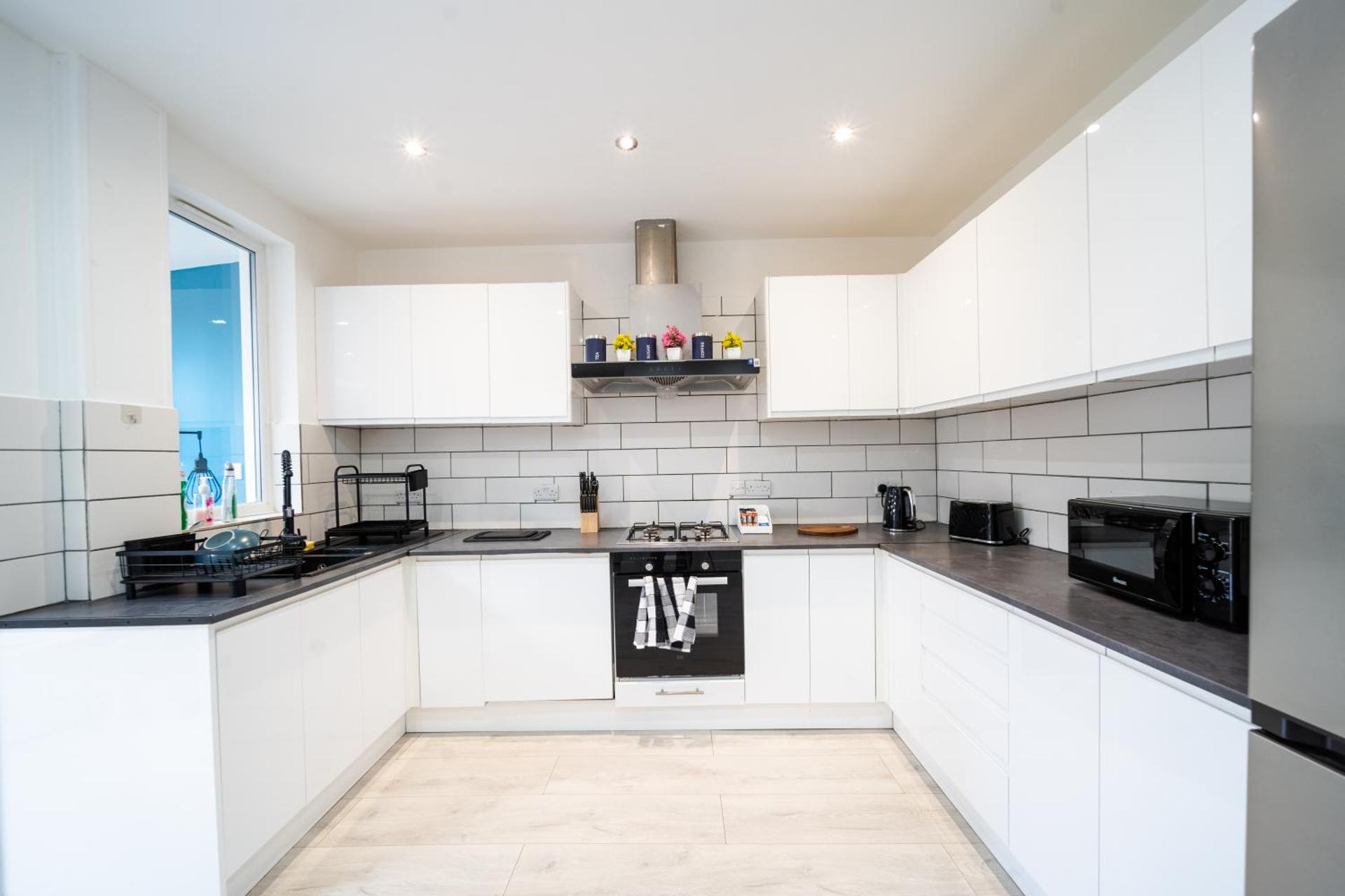 Open Mind Property - Hot Tub, 8 Guests & Free Parking