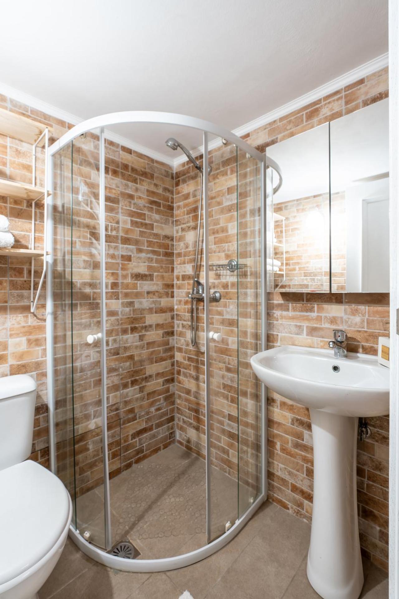 Alicia's Traditional Home In Paradisi