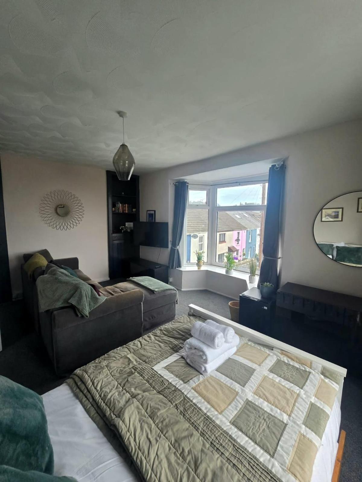 Inalong - Quirky property with sea views above an Ale House