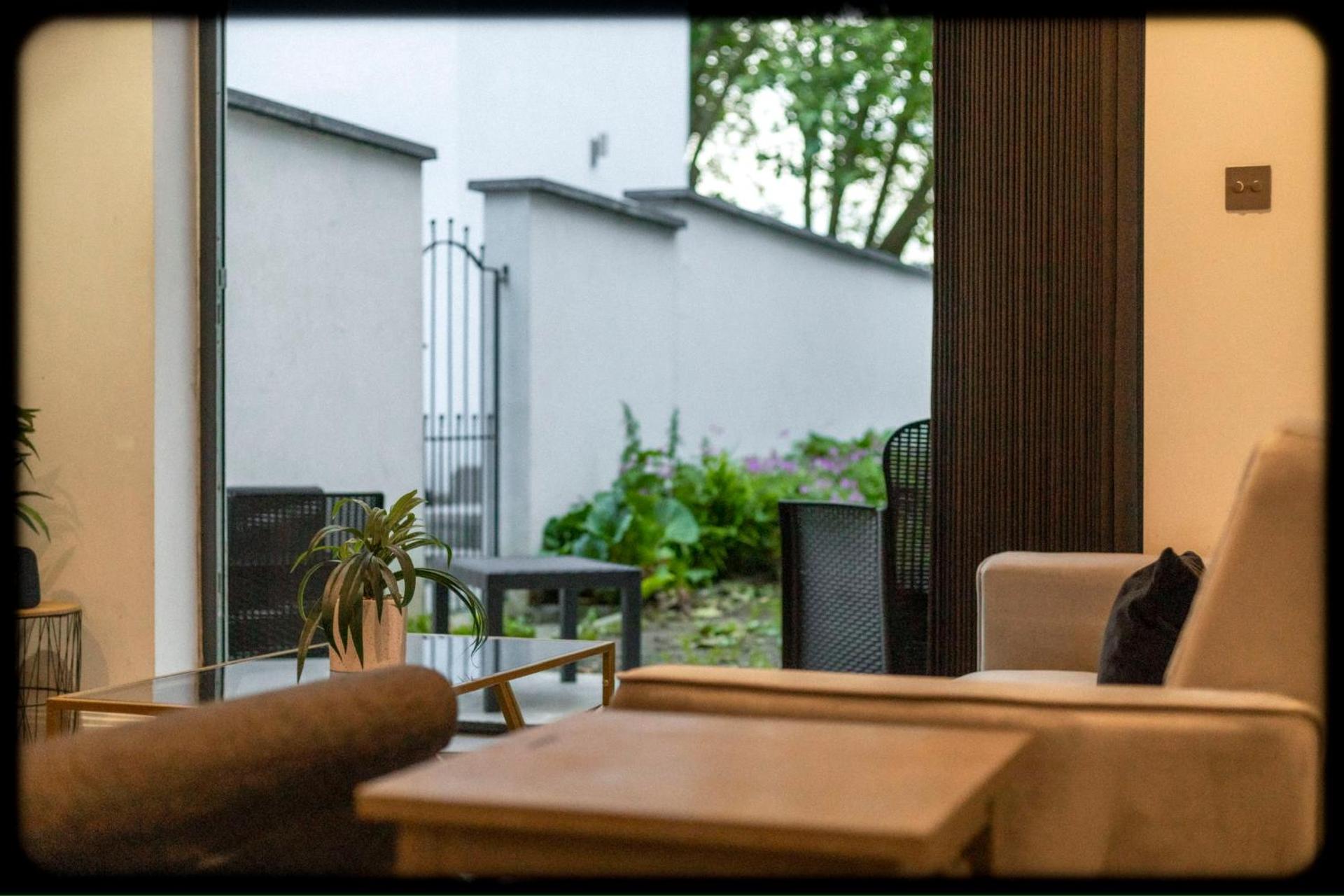 Stylish Beauty Ground Floor 1BR 1BA Private Garden