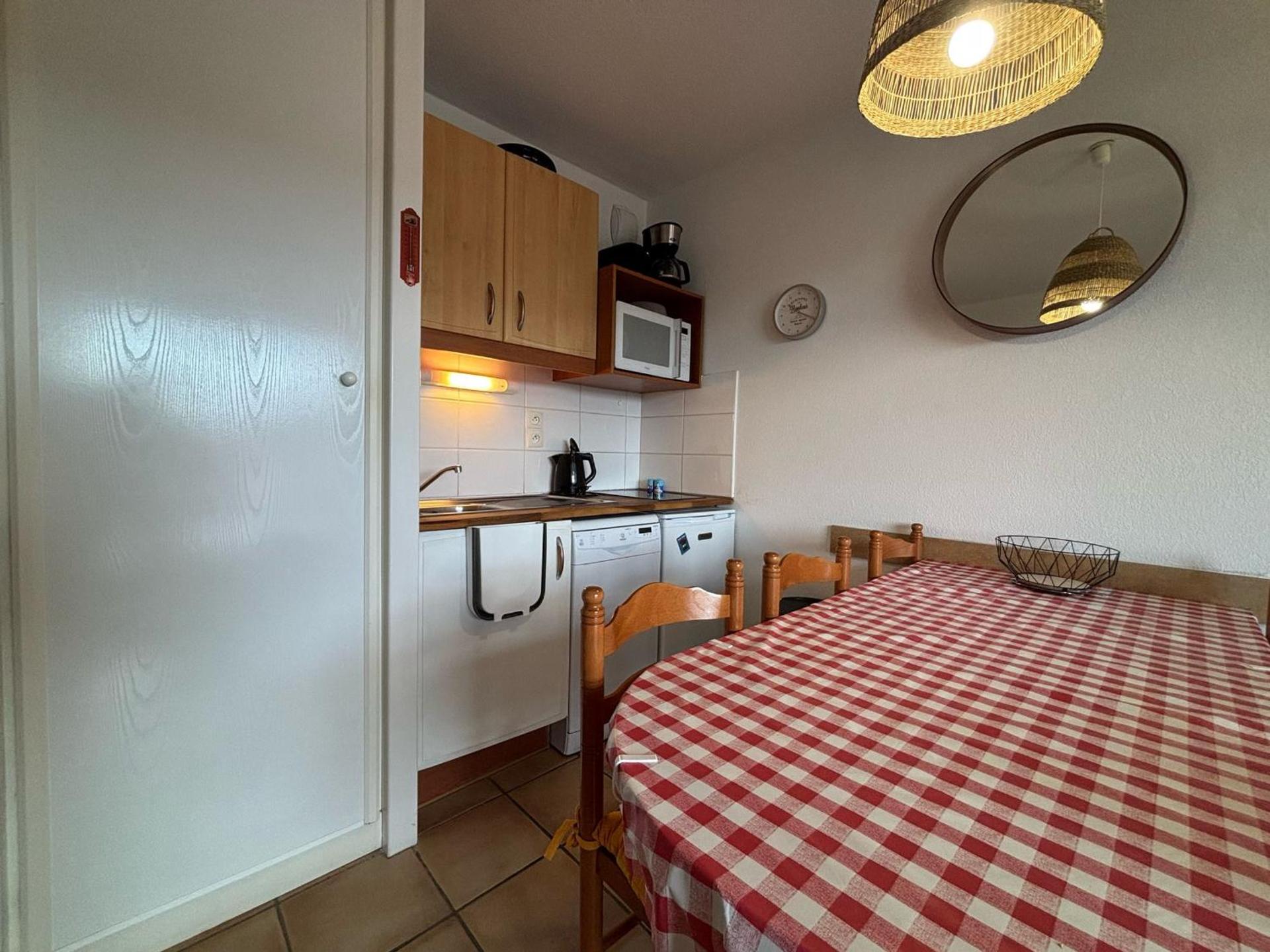 Charmant 2 pièces avec terrasse et accès piscine - FR-1-239-1107