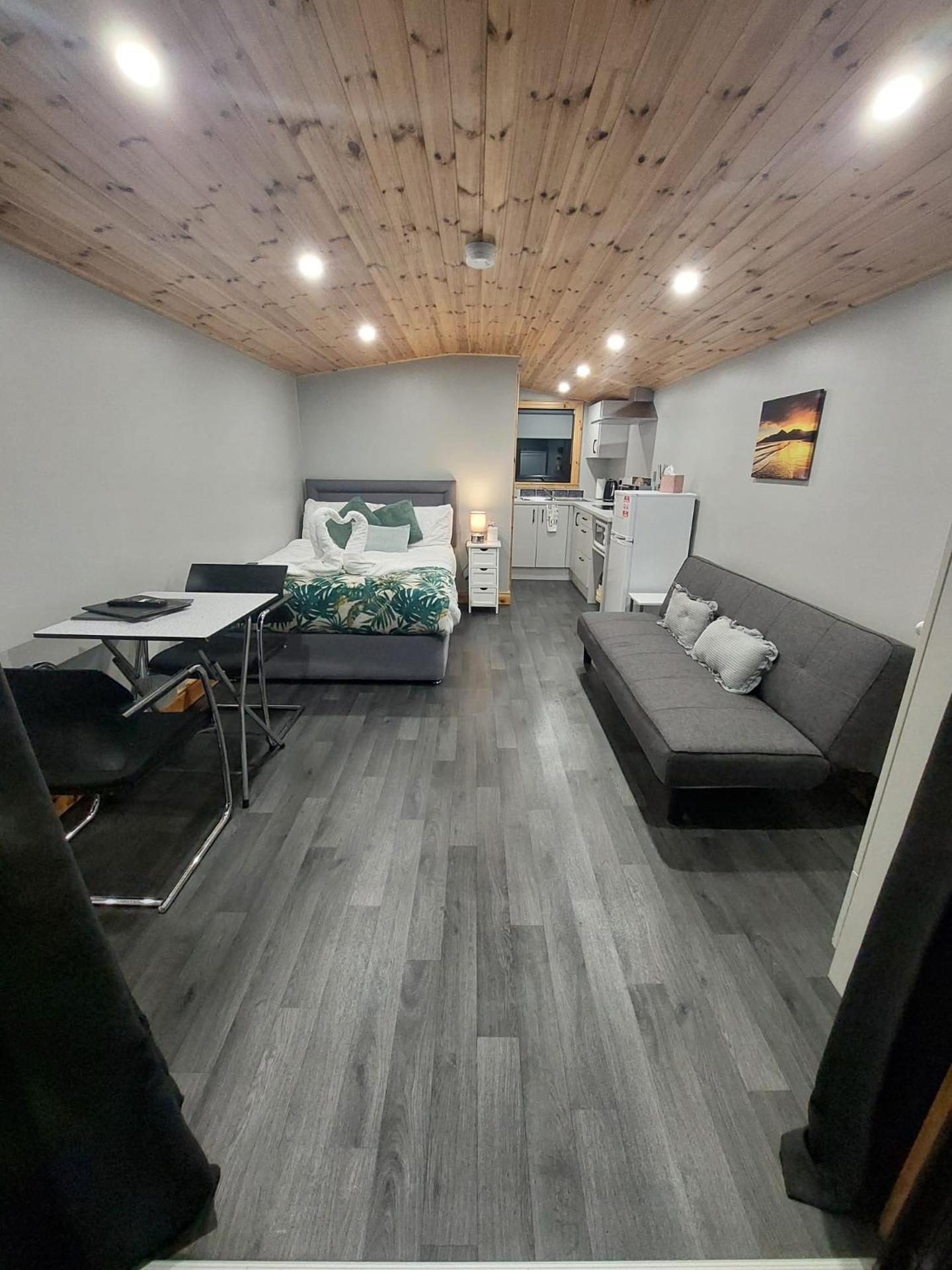 Mourne Meadow Cabins- Foxes Den