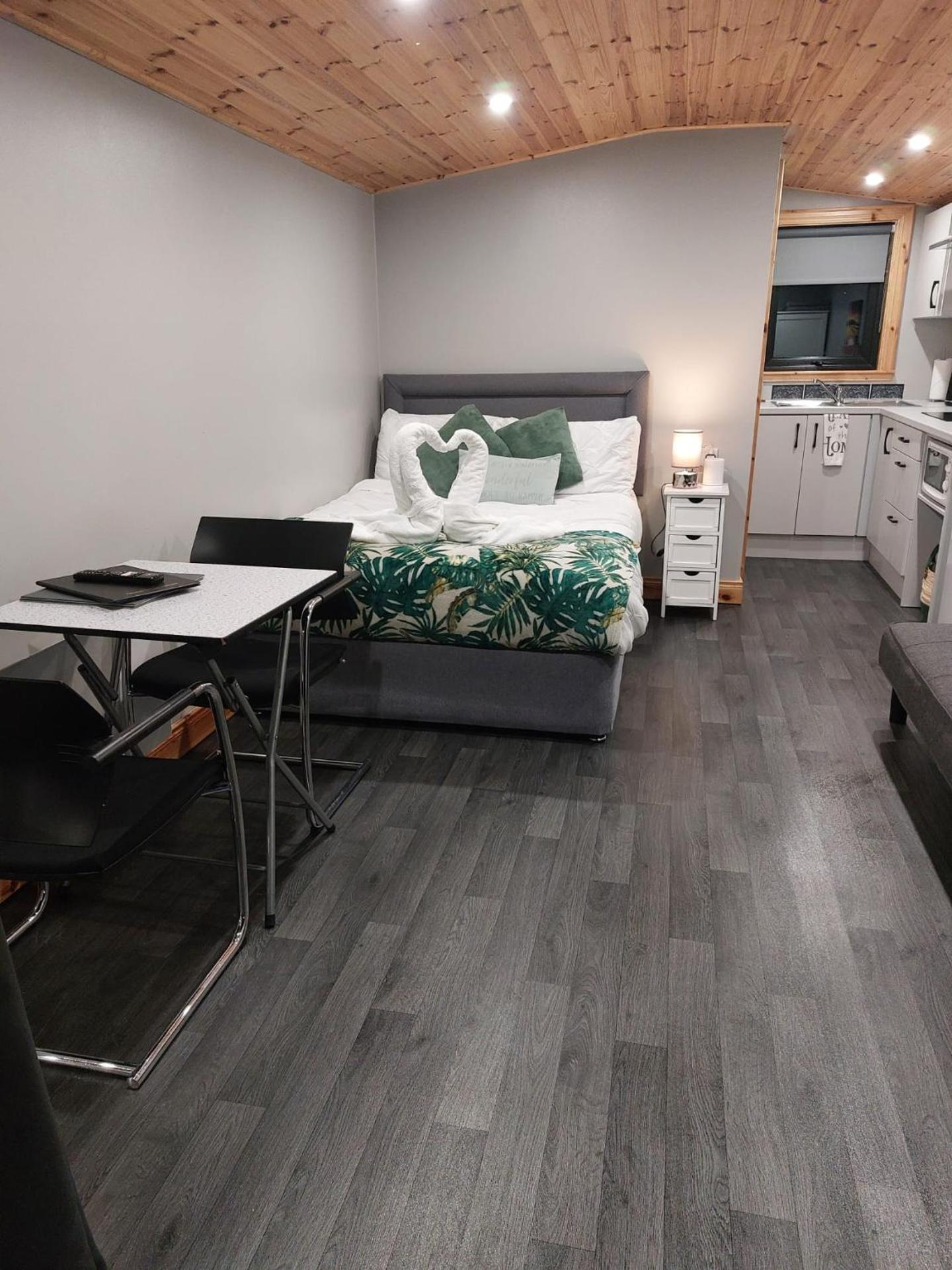 Mourne Meadow Cabins- Foxes Den