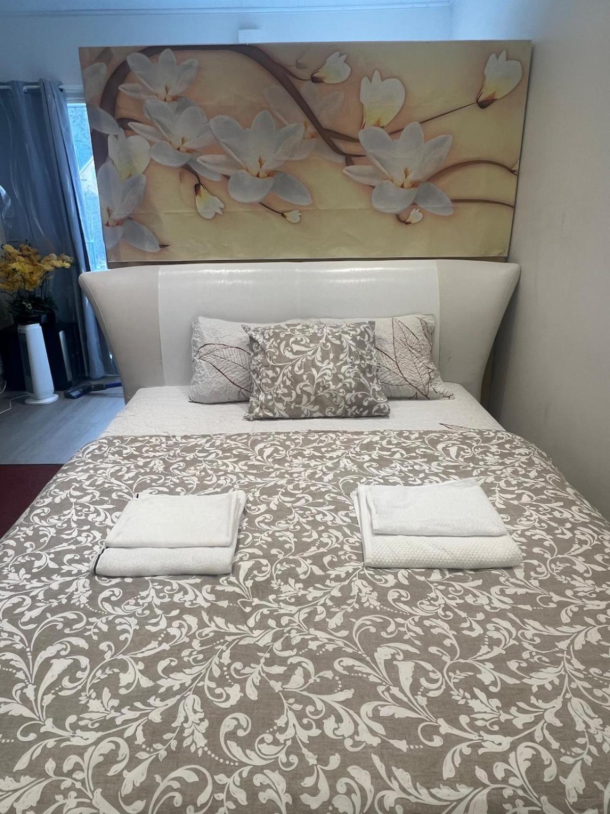 Cozy and close to nature, with free parking!