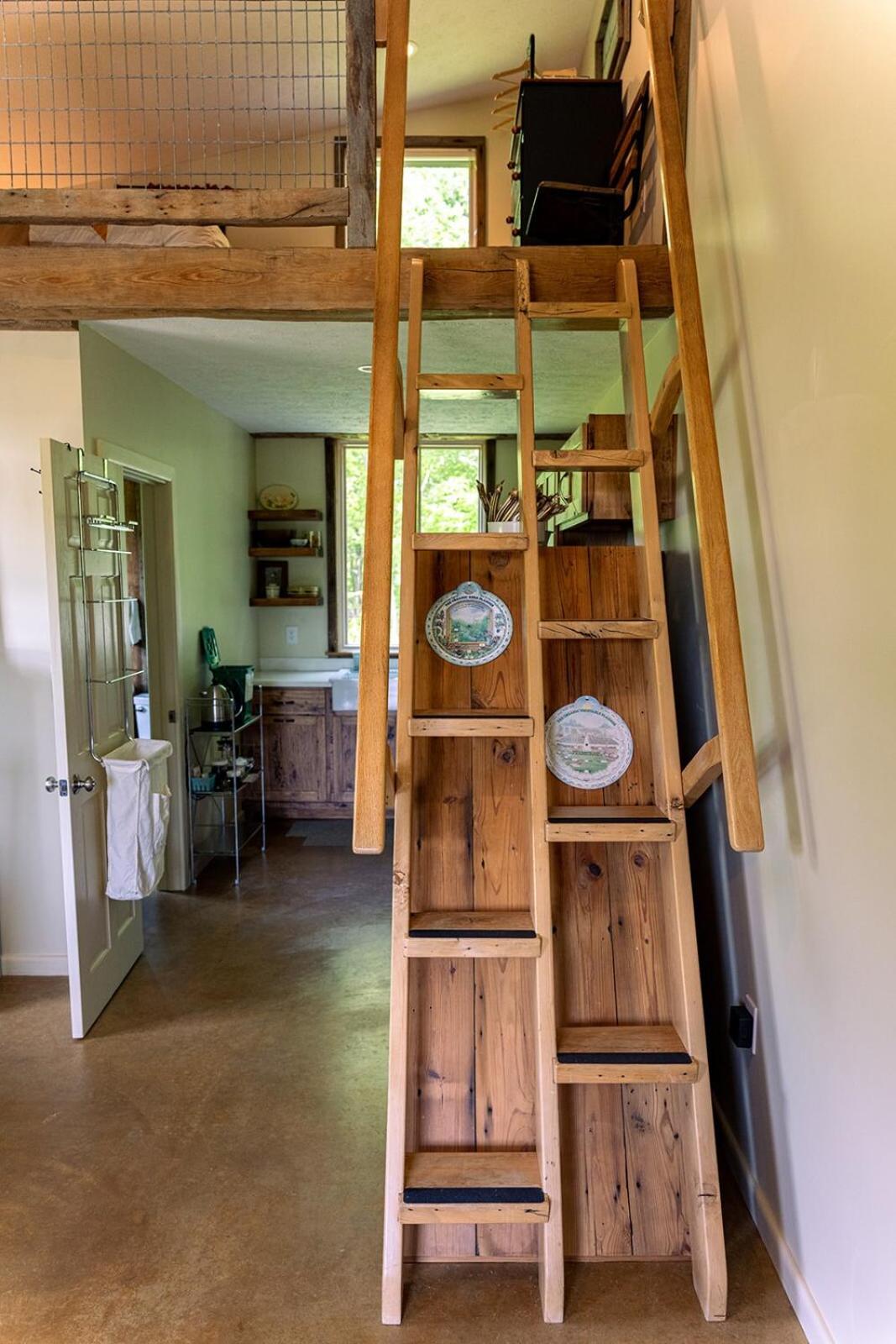 Historic Converted Barn Loft at Sobremesa Farm