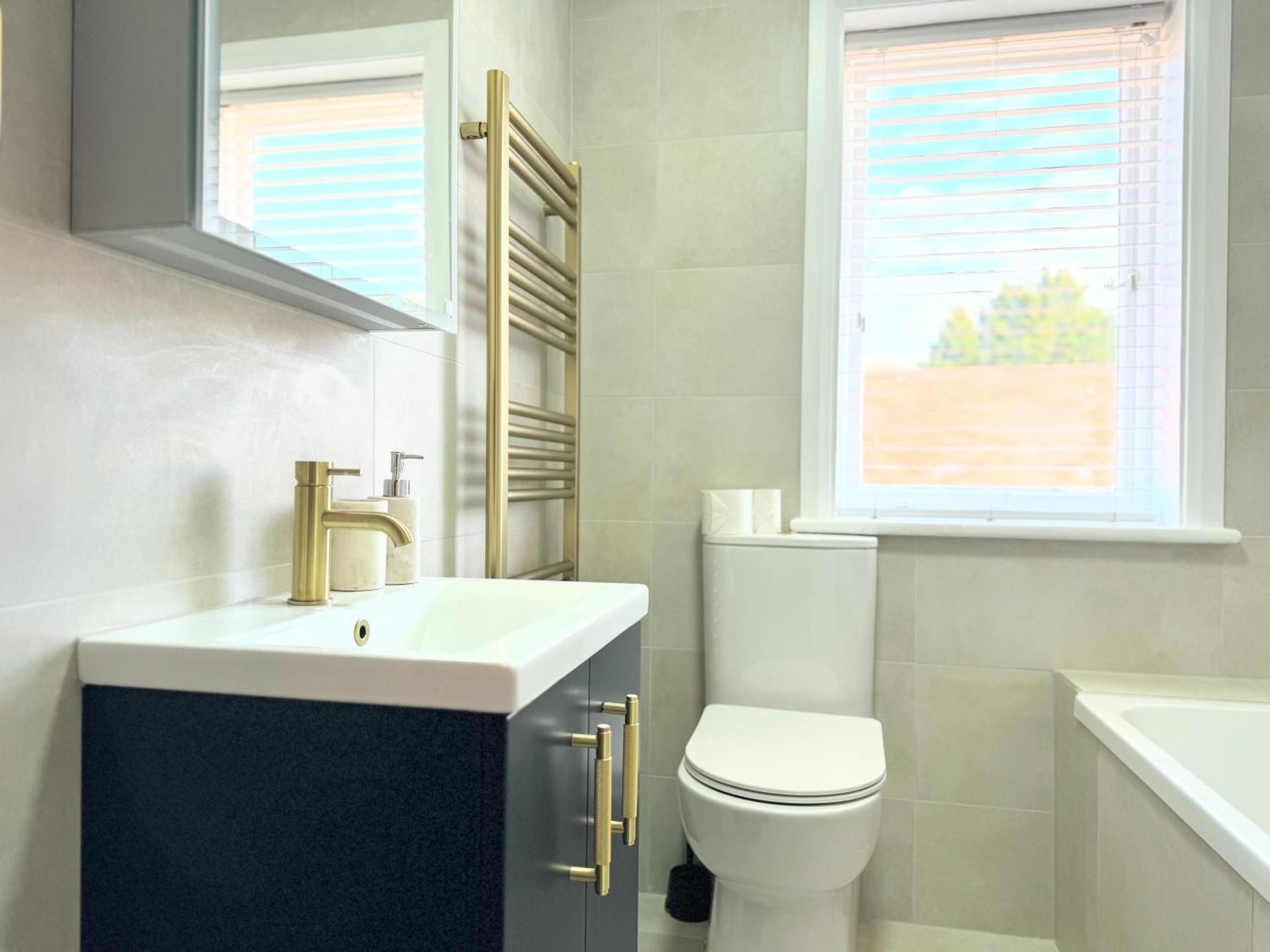 Entire Cosy Flat in Radlett - 3 Bedrooms -5 Beds - Sleeps 8 - Fast Train access into central London