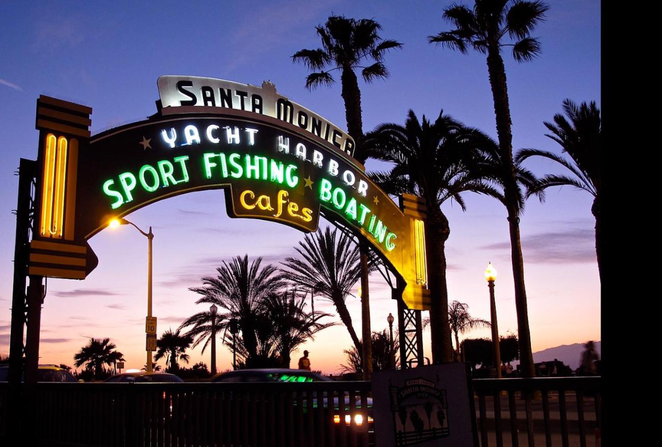 Sea & Sky 2 Bed Escape Apt in Santa Monica with FREE PARKING