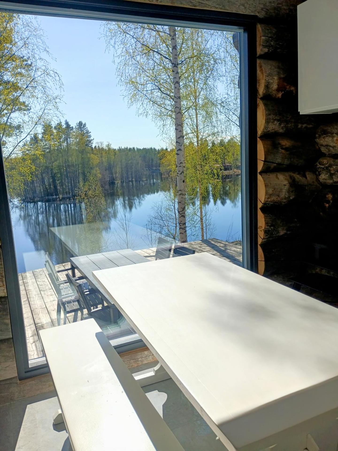 Upea kelohirsihuvila rannalla, myös poreamme!